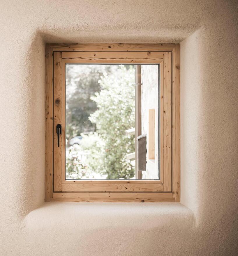 Fensterdetail aus Altholz in heller Wand, Sanierung Restaurant Drena