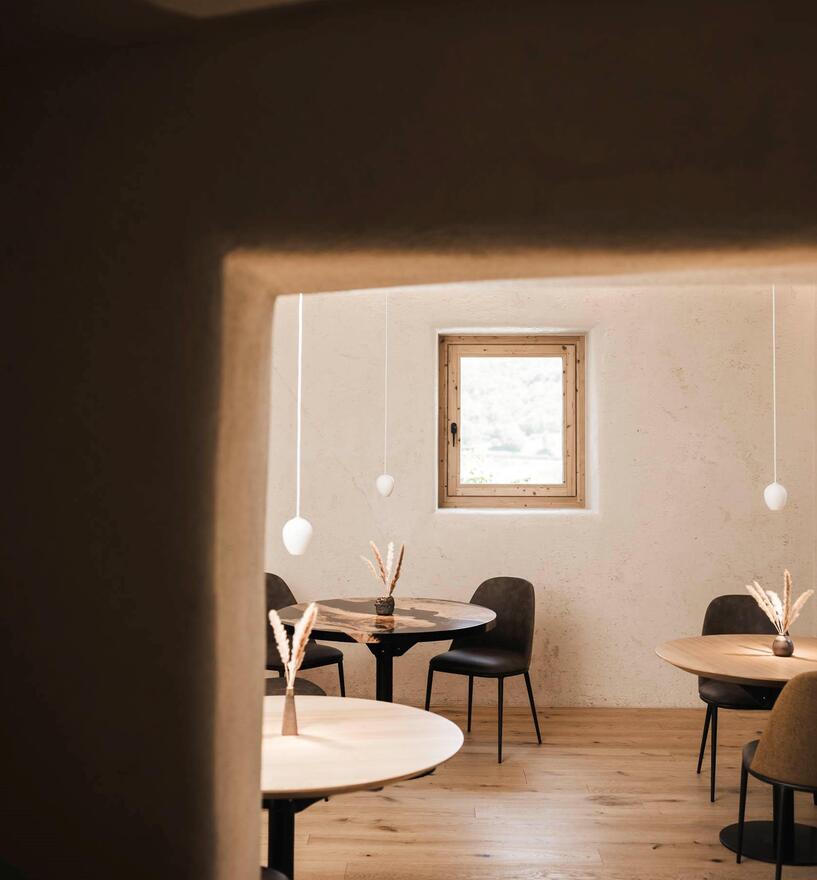 Gastraum mit Altholzfenster und stimmungsvoller Beleuchtung, La Casina