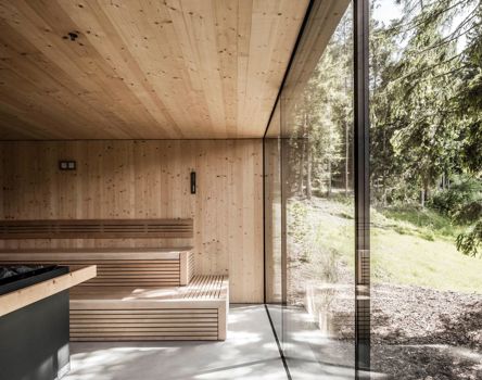 Eine Sauna mit Panoramaverglasung