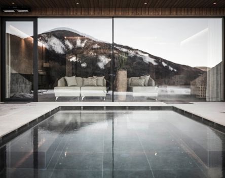 Der Pool und der Ruheraum mit Panoramafenstern