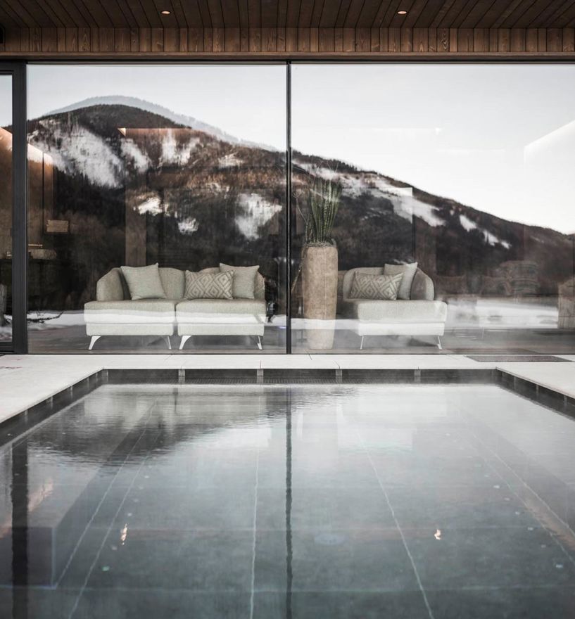 Der Pool und der Ruheraum mit Panoramafenstern