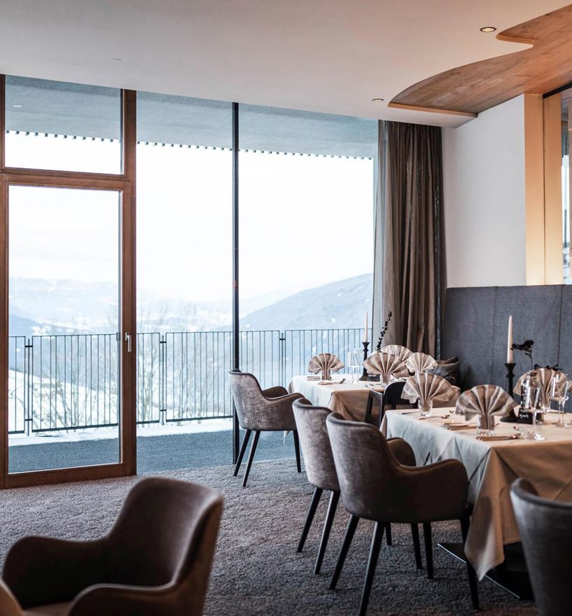 Holzfenster Topline 80 im Speisesaal des Hotel Familiamus in Meransen