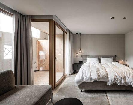 Ein Zimmer mit verglaster Privatsauna