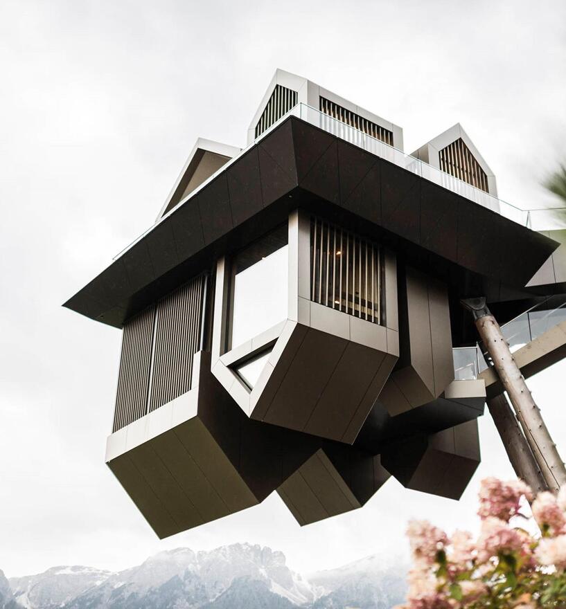 Vetrate senza telaio nello Sky Spa dell'Alpin Panorama Hotel Hubertus, Olang — realizzate da Tip Top Fenster & Systeme