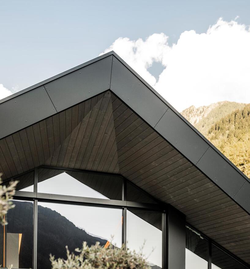 Großflächige Verglasungen im Wellnessbereich der Andreus Resorts, Passeiertal — Tip Top Fenster & Systeme