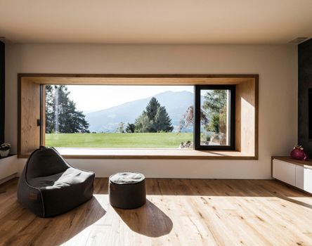 Finestra in legno Topline Design 80 in un'abitazione privata a Sant'Andrea