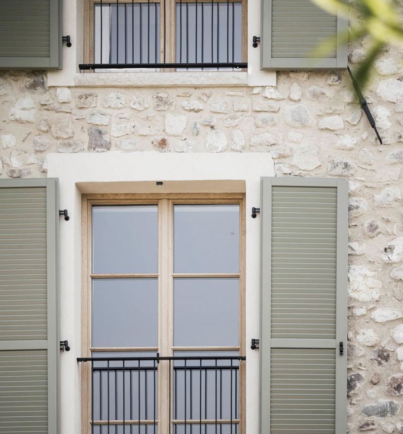 Projekt: Rustico Gardasee - Tip Top Fenster & Systeme - Fenster mit Sprossen und Jalousien aus Südtirol