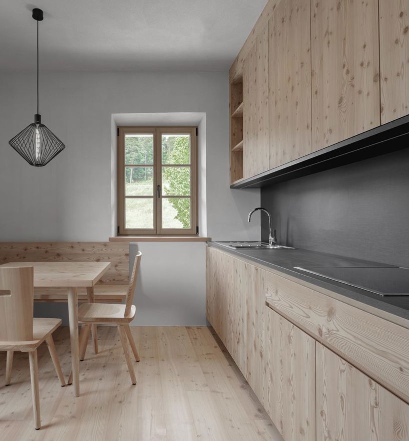 Die Küche eines sanierten Bauernhofs mit Holzfenster Smartline T, Griff Amsterdam in schwarz und Aufsatzsprossen