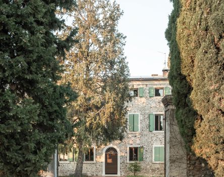 Die Fassade mit Eingangstür und Fenstern mit Fensterläden