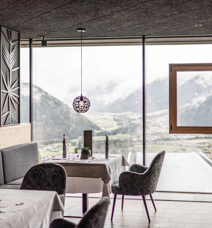 Der Speisesaal des Hotels Hubertus in Olang mit Panoramverglasung und Fenster Aluclima 92 im Glas