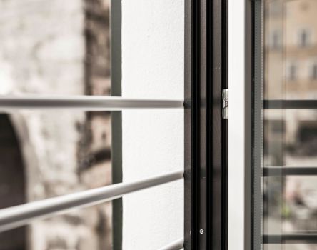 Detailaufnahme eines Fenster mit Sprossen