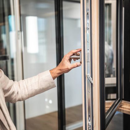 Una donna apre una finestra