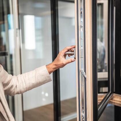 Un uomo apre una finestra nello showroom
