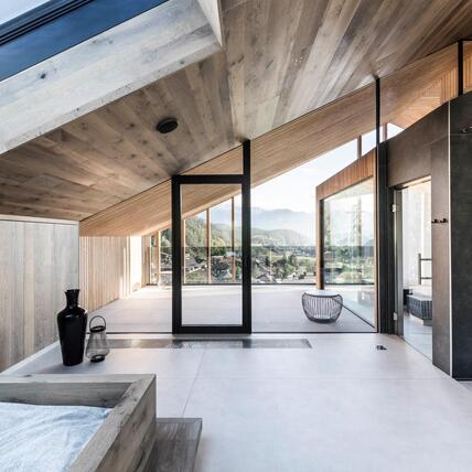 Chalet Purmontes in Südtirol mit schrägen Fixverglasungen und Bergblick