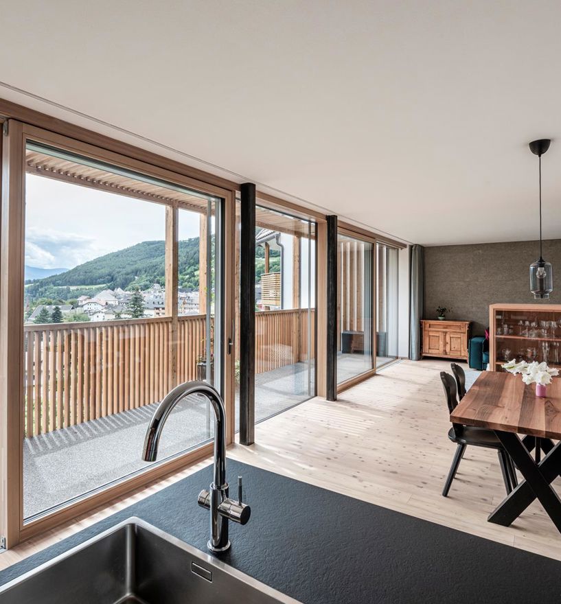 Una cucina con balcone e porta alzante scorrevole Deluxe