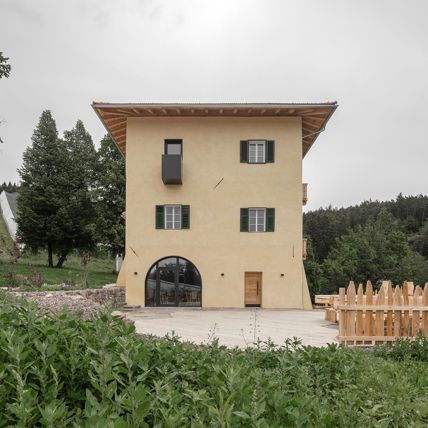 Die Fassade eines sanierten Bauernhofs in Aldein mit Holzfenstern SMARTLINE in Lärche LF3