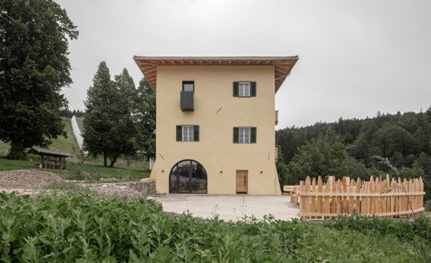 La facciata di un maso risanato ad Aldino con finestre in legno SMARTLINE in larice LF3