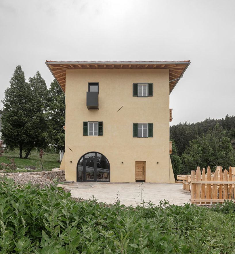 Die Fassade eines sanierten Bauernhofs in Aldein mit Holzfenstern SMARTLINE in Lärche LF3