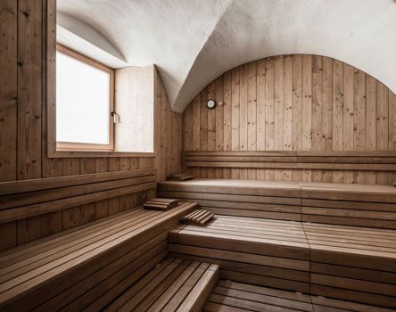 Ein Holzfenster mit Griff in der Sauna