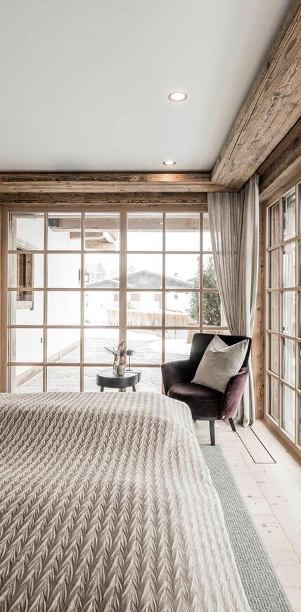Lichtdurchflutete Privatvilla mit Hebe-Schiebetür und Holzfenstern in Südtirol — Tip Top Fenster & Systeme