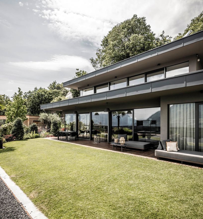Projekt: Villa Dorf Tirol - Tip Top Fenster & Systeme - Fenster und Verglasungen mit Raffstore aus Südtirol