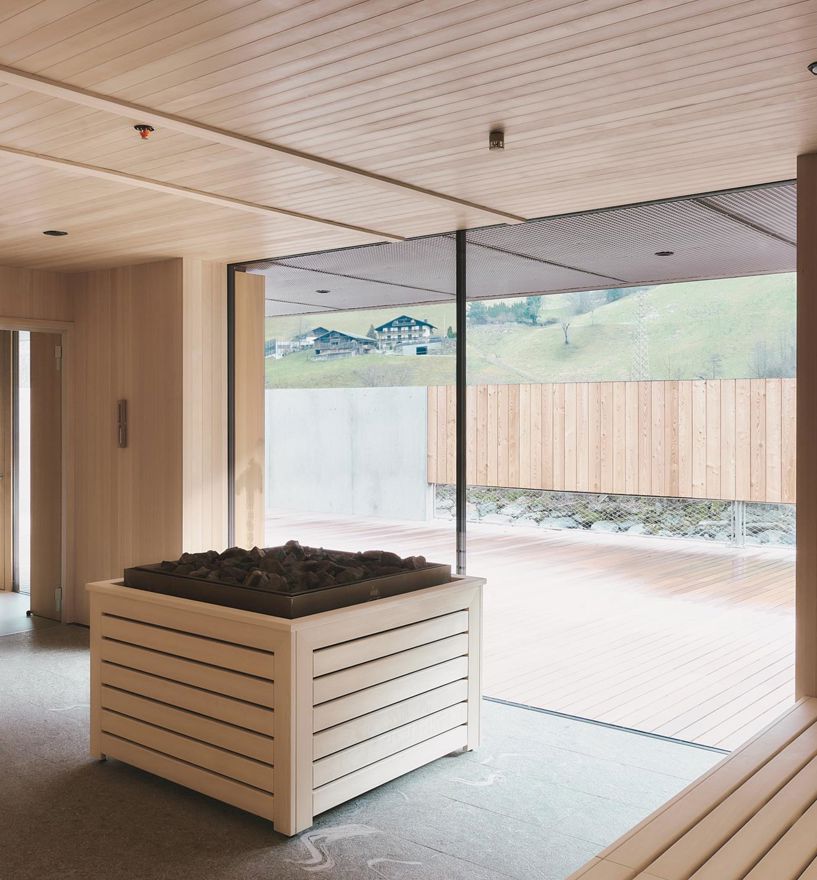 Eine Sauna mit Tür und Panoramafenstern