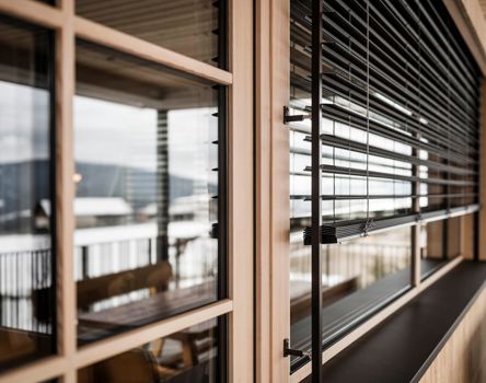Projekt: Wieserhof Meransen - Tip Top Fenster & Systeme - Verglasungen, Fenster und Türen mit Sprossen und Raffstore