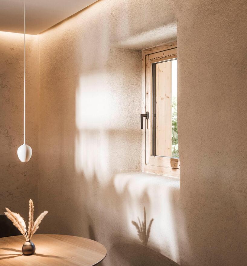 Gastraum mit Hängeleuchten und warmer Atmosphäre, La Casina, Drena