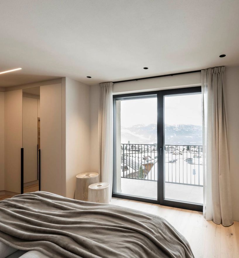 Zimmer mit Balkontür und Fixverglasung