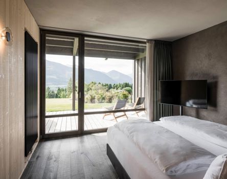 Ein Zimmer mit Terrassentür