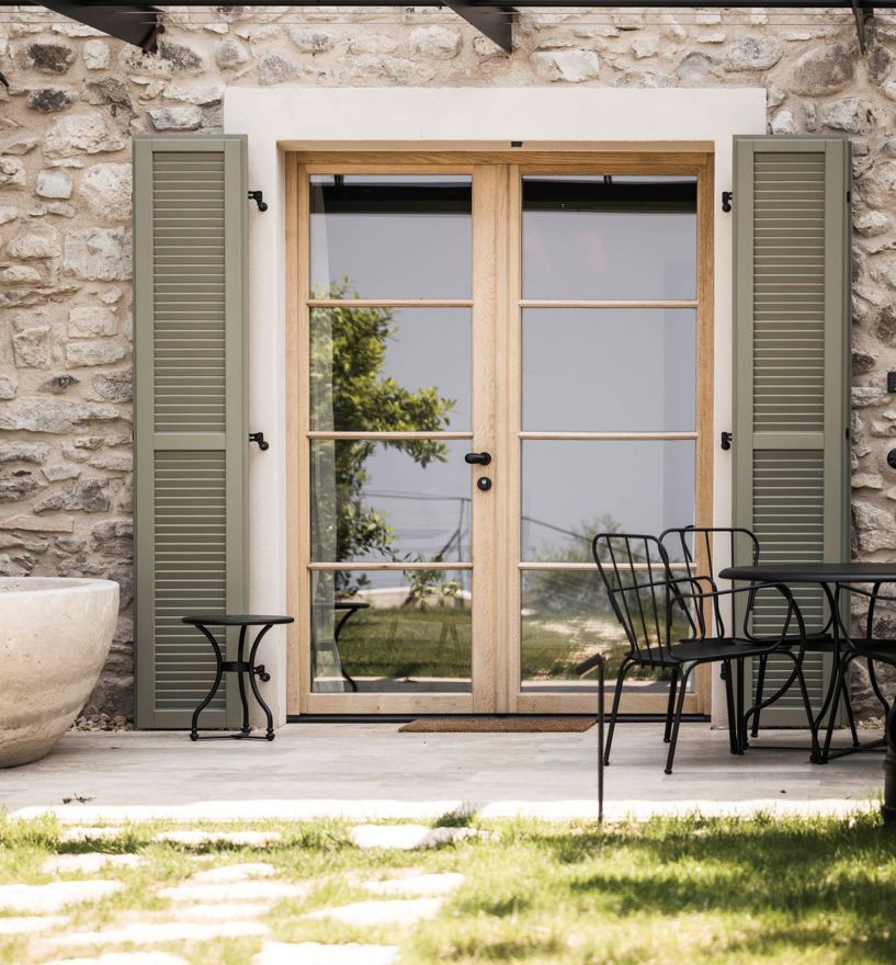 Projekt: Rustico Gardasee - Tip Top Fenster & Systeme - Fenster mit Sprossen und Jalousien aus Südtirol