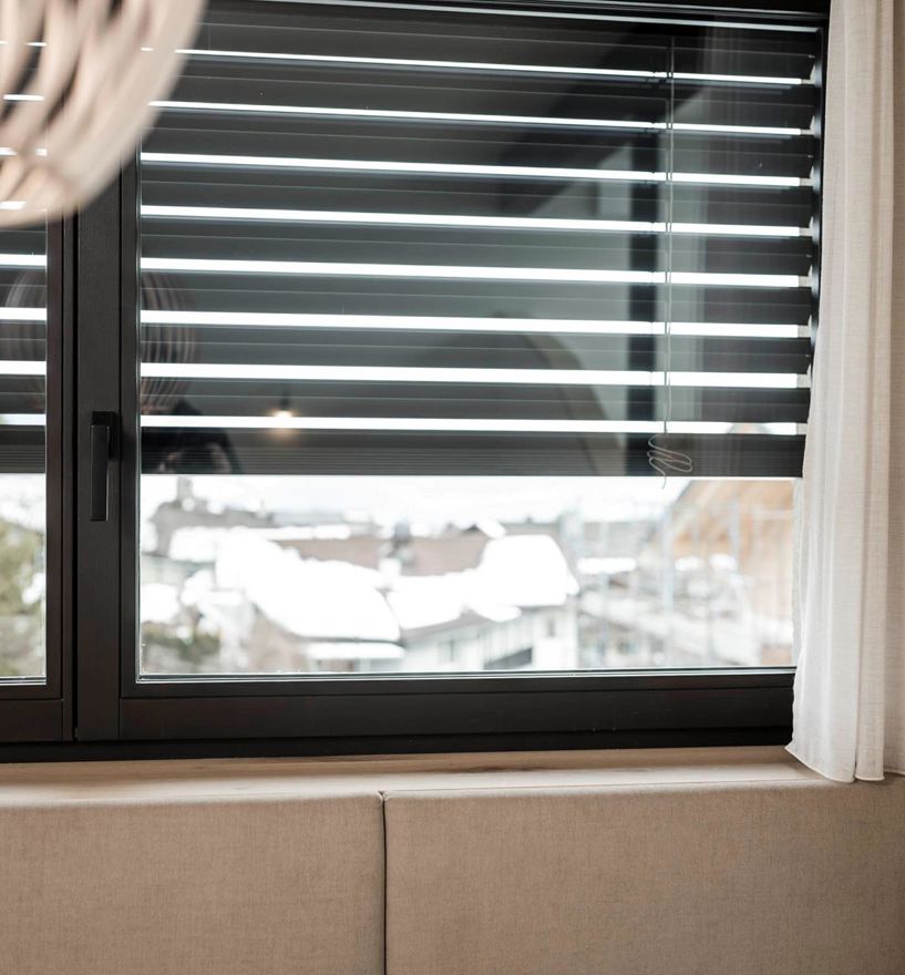 Doppelflügeliges Fenster mit Raffstore als Beschattung