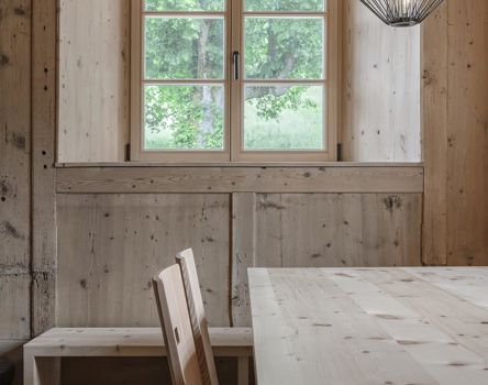 Ein Holzfenster Smartline T mit Griff und Aufsatzsprossen