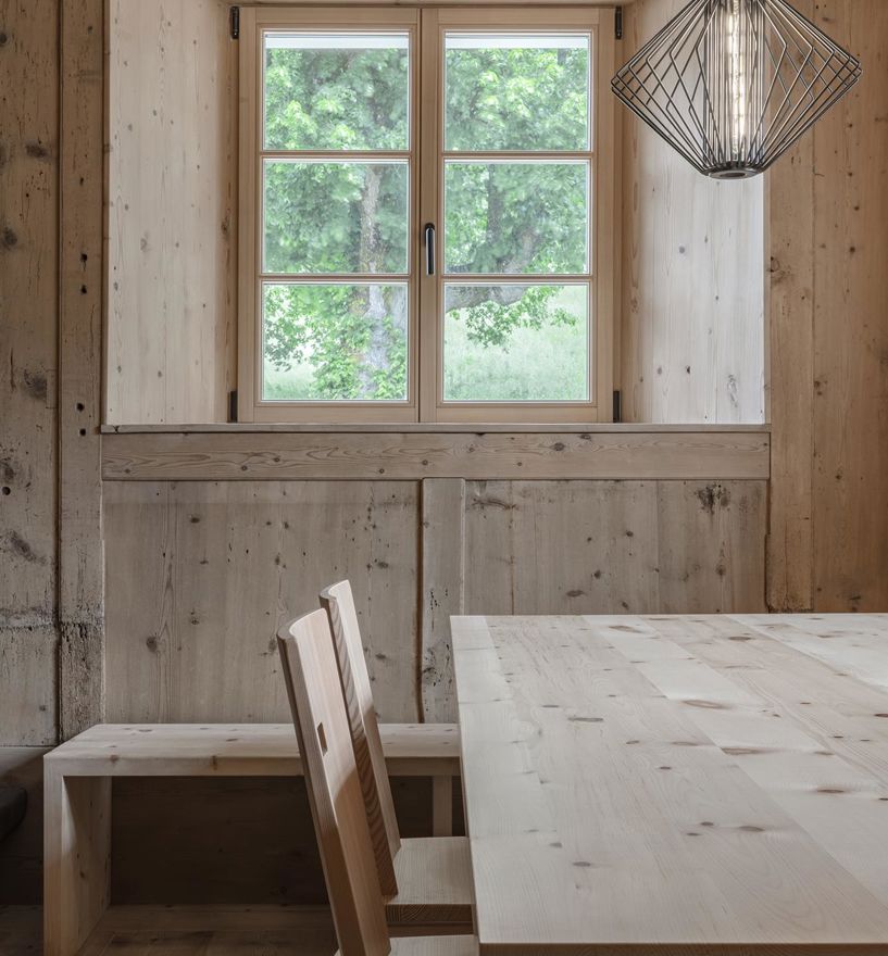 Ein Holzfenster Smartline T mit Griff und Aufsatzsprossen