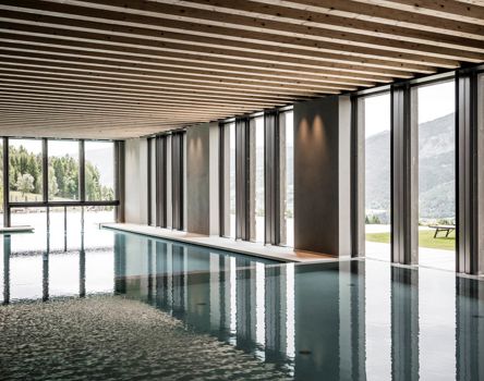 Das Hallenbad mit rahmenloser Verglasung