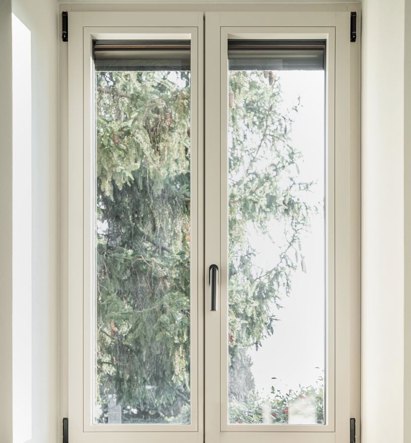 Ein Holz-Aluminium-Fenster mit Griff