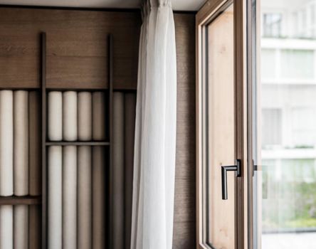 Fenster mit Griff und Fensterbank