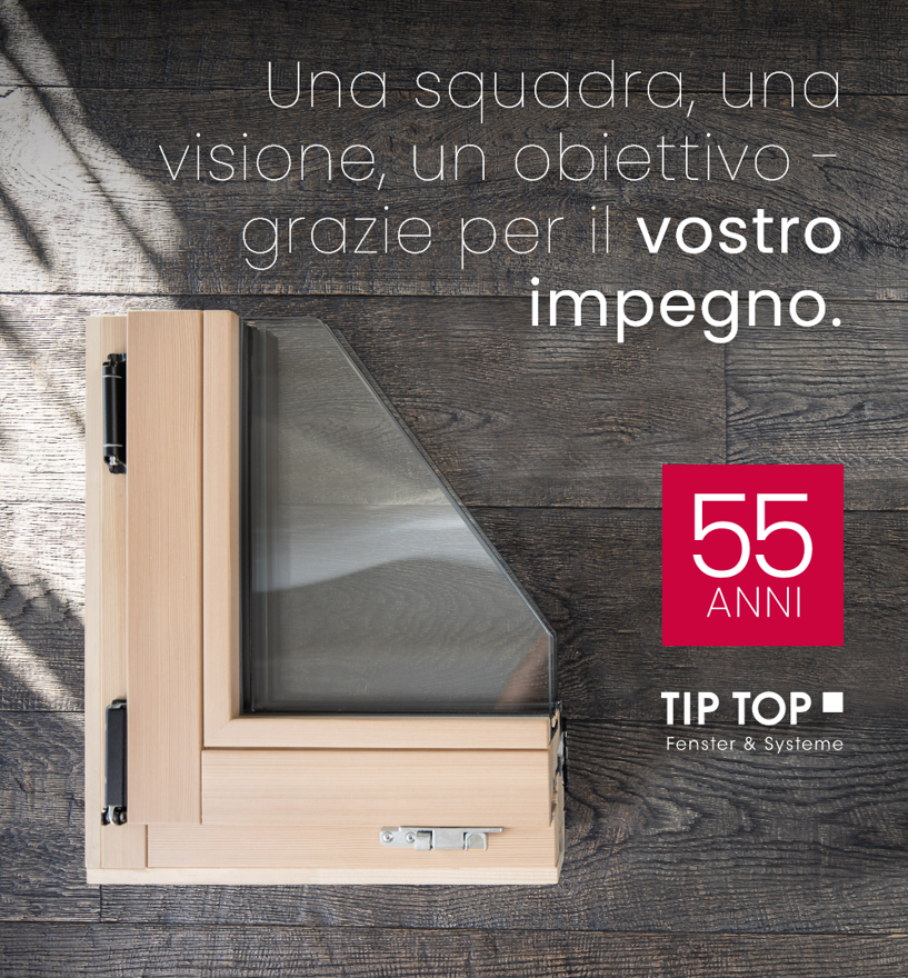 Una finestra e la scitta Una squadra, una visione, un obiettivo - grazie per il vostro impegno. Sotto c'è il logo 55 anni Tip Top Fenster & Systeme.