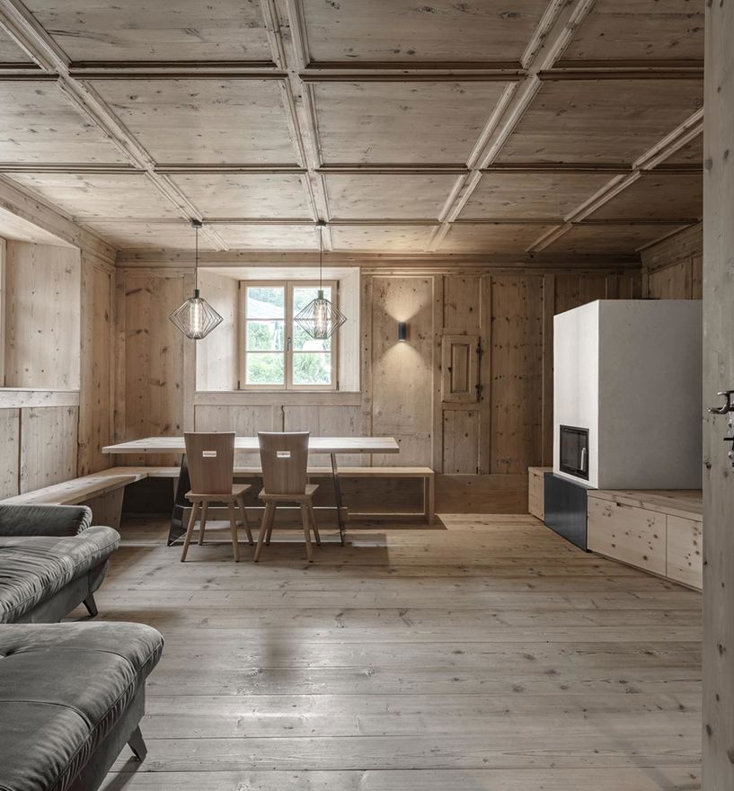 Stube eines sanierten Bauernhofs mit Holzfenstern Smartline T, Griffen Amsterdam und Aufsatzsprossen