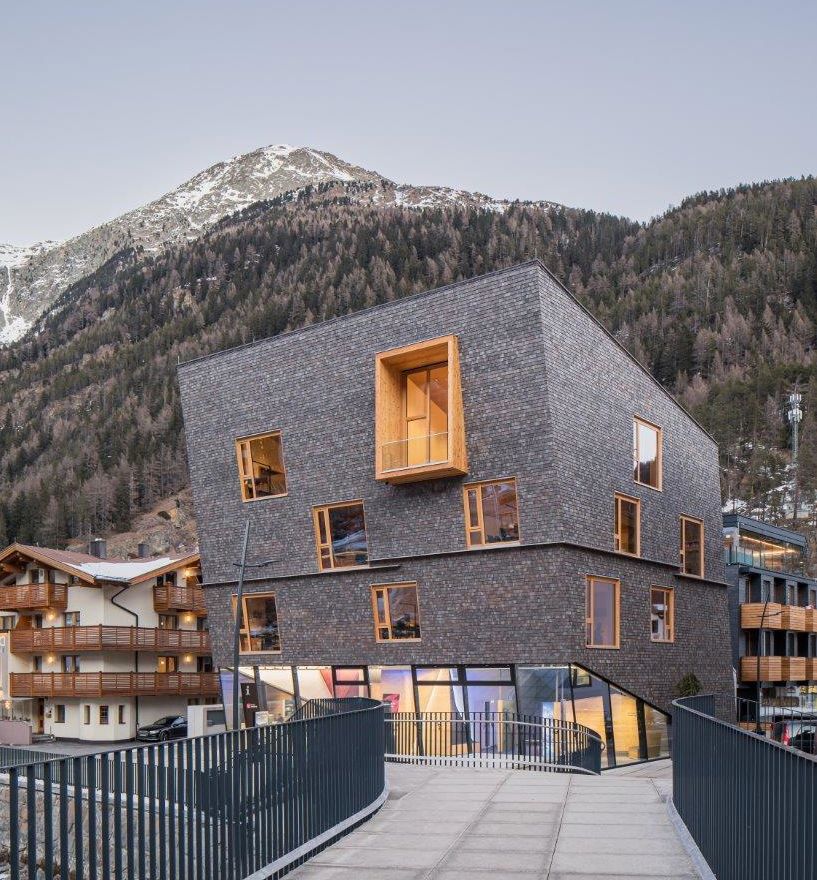 Projekt: Bürogebäude Ötztal Tourismus - Tip Top Fenster & Systeme - Verglasungen und Fenster aus Südtirol