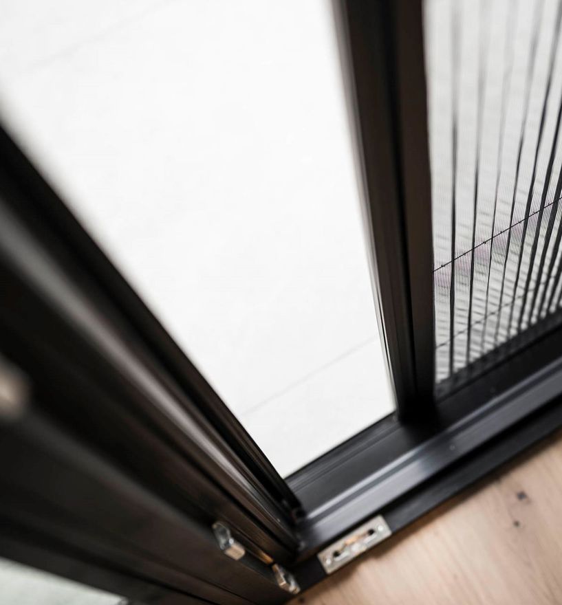 Balkontür mit Insektenschutz-Plissee - Detail unten