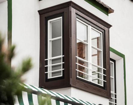 Ein Erker mit Fenster von außen