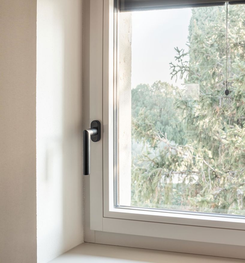 Ein Holz-Aluminium-Fenster mit Griff