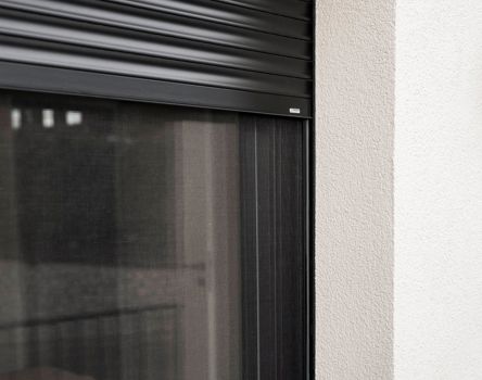 Holz-Alu-Fenster mit Insektenschutz und Rollläden