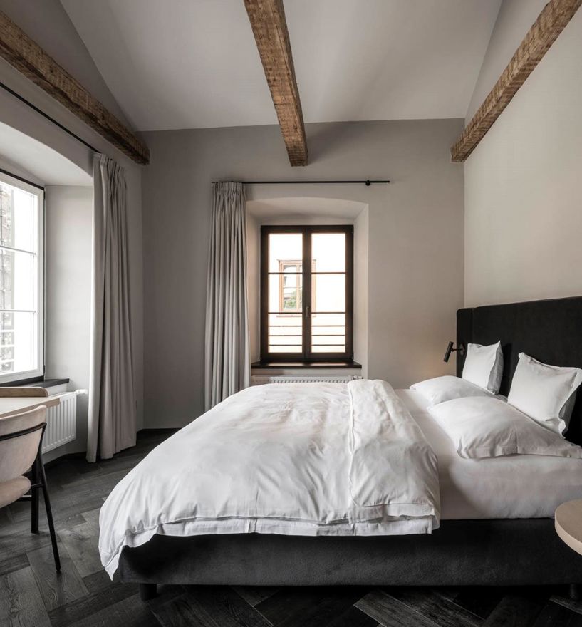 Ein Schlafzimmer mit zwei Fenstern
