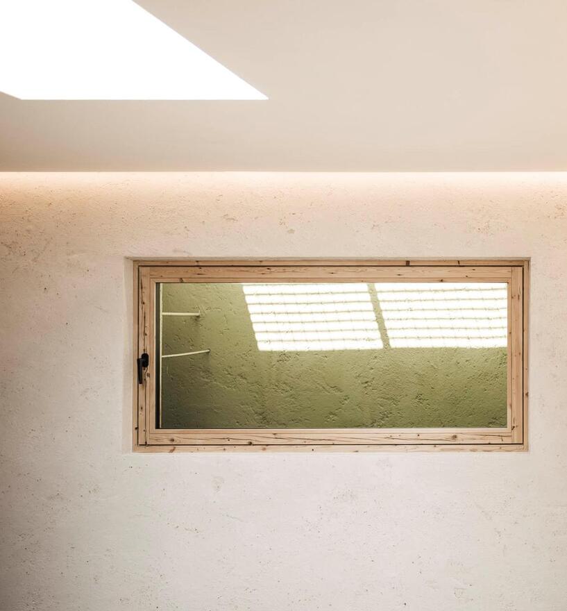 Fensterdetail mit warmem Licht, Innenraum Drena