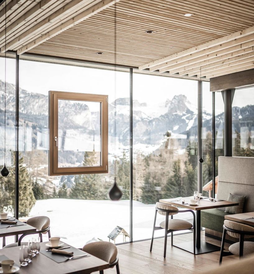 Bar mit rahmenloser Verglasung und Fenster im Glas